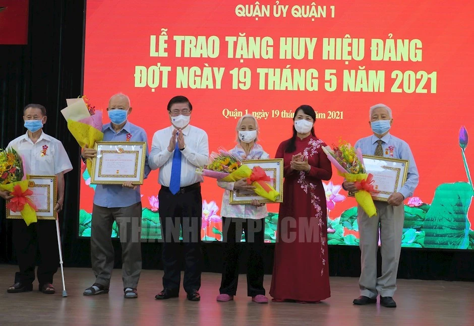 Nguyên Phó Chủ tịch nước Trương Mỹ Hoa nhận Huy hiệu 60 năm tuổi Đảng