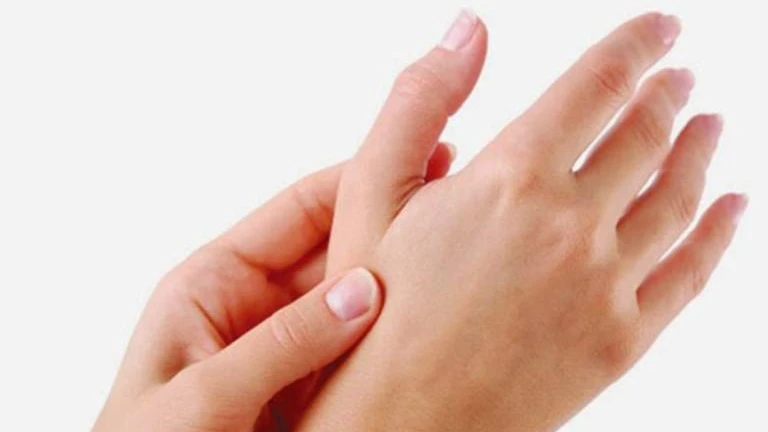 Dấu hiệu mất ngủ tê bì chân tay là do đâu?