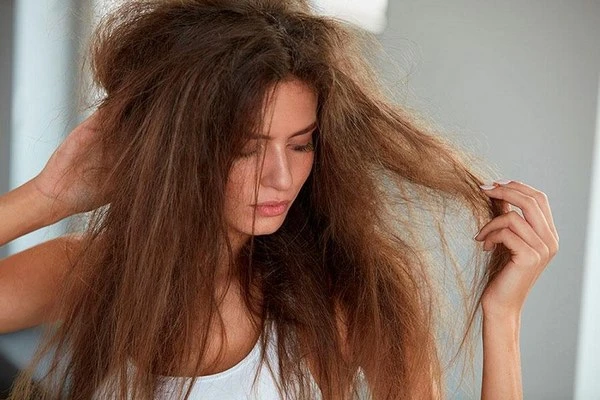 Tẩy tóc ra màu gì? Tại sao phải tẩy tóc trước khi nhuộm