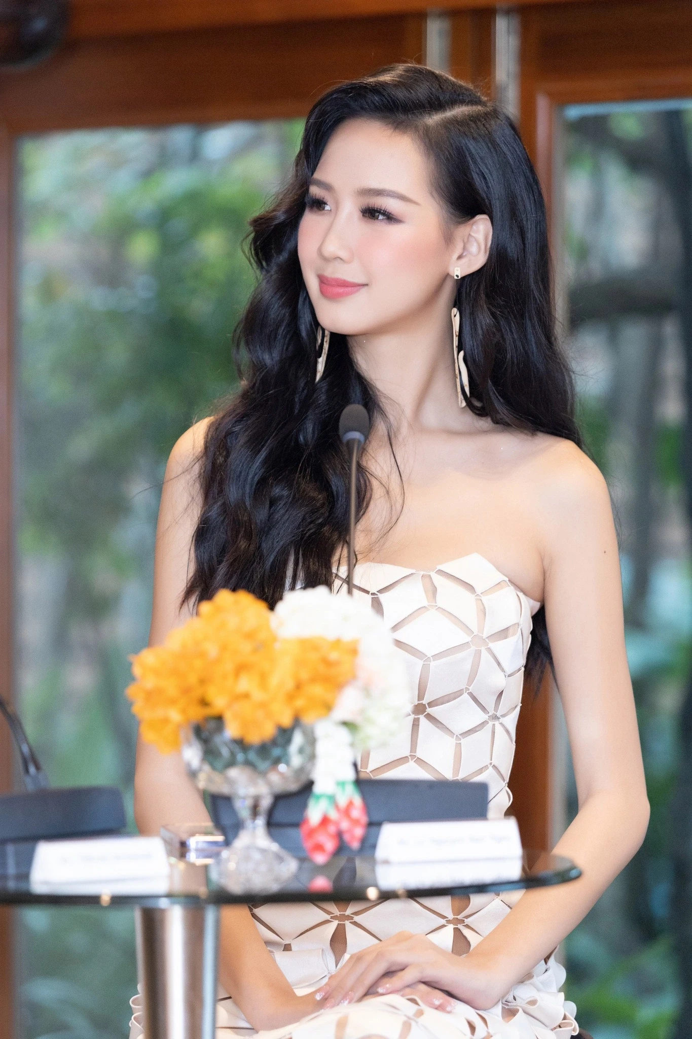 Hoa hậu cao 1,85m Lê Nguyễn Bảo Ngọc làm gì trong nửa năm đương nhiệm?
