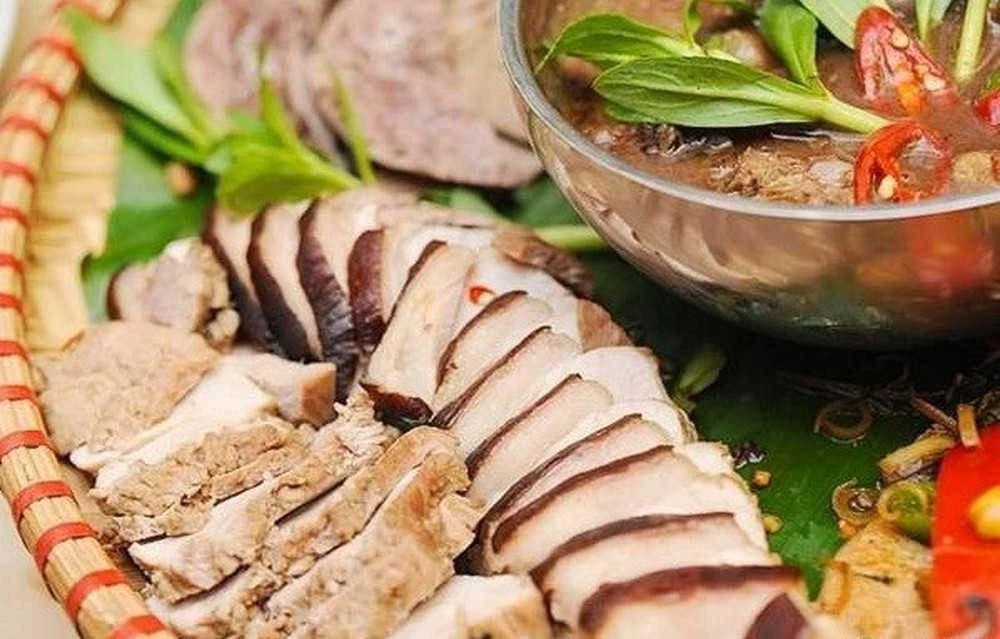 Lợn mán thui luộc - đặc sản Hòa Bình