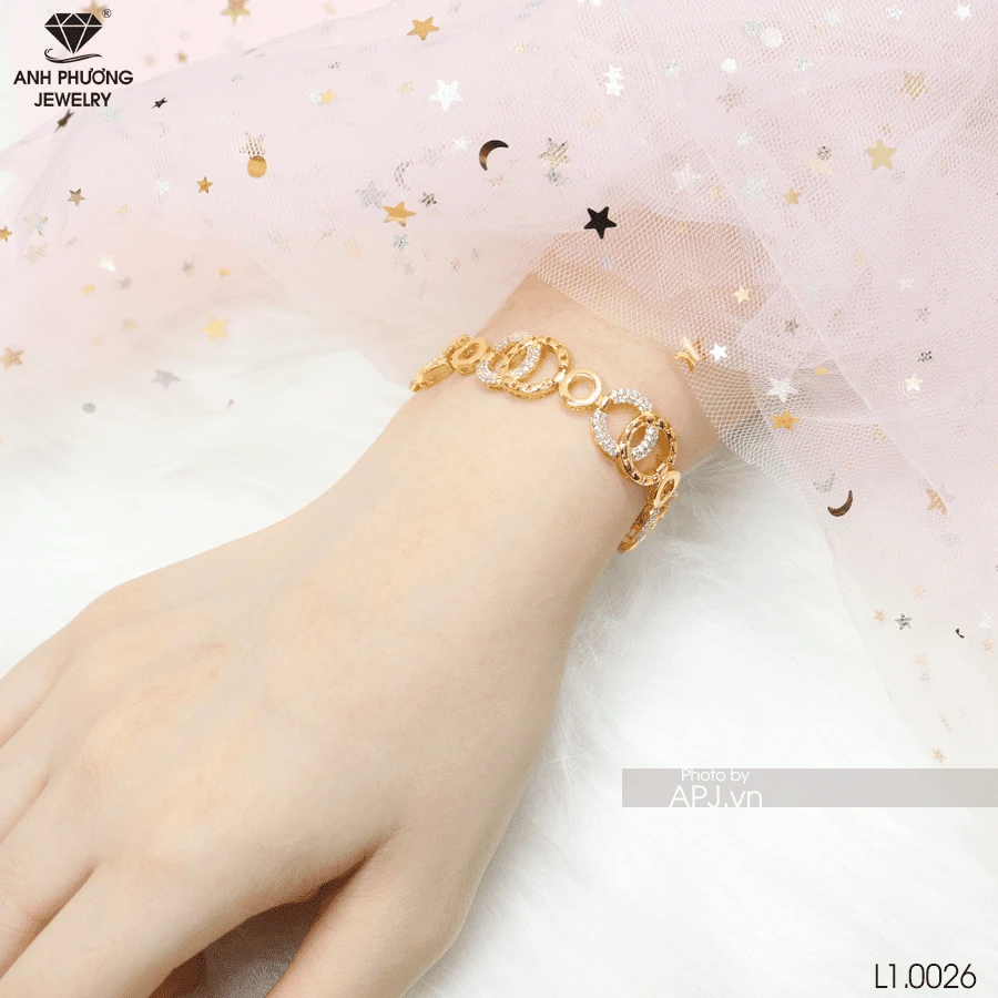 Có nên mua lắc tay nữ vàng 18k 2 chỉ không?