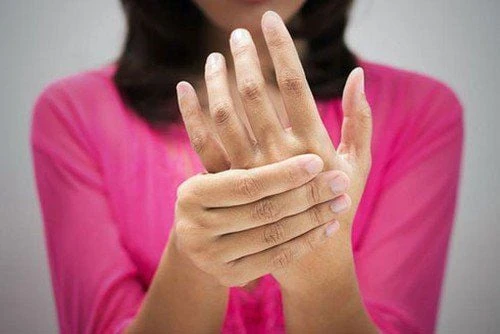 Bàn chân và bàn tay lạnh: Nguyên nhân, phải làm gì để hạn chế?