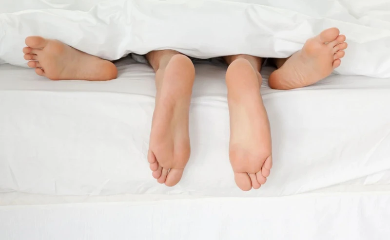 Tinh trùng dính vào tay rửa bằng nước có sạch không?