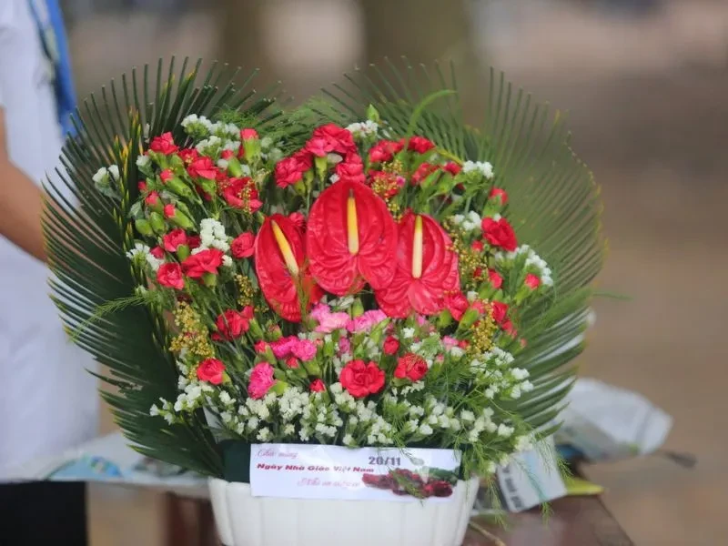 Gợi ý 30+ mẫu và cách cắm hoa 20/11 tặng thầy cô đẹp, ý nghĩa