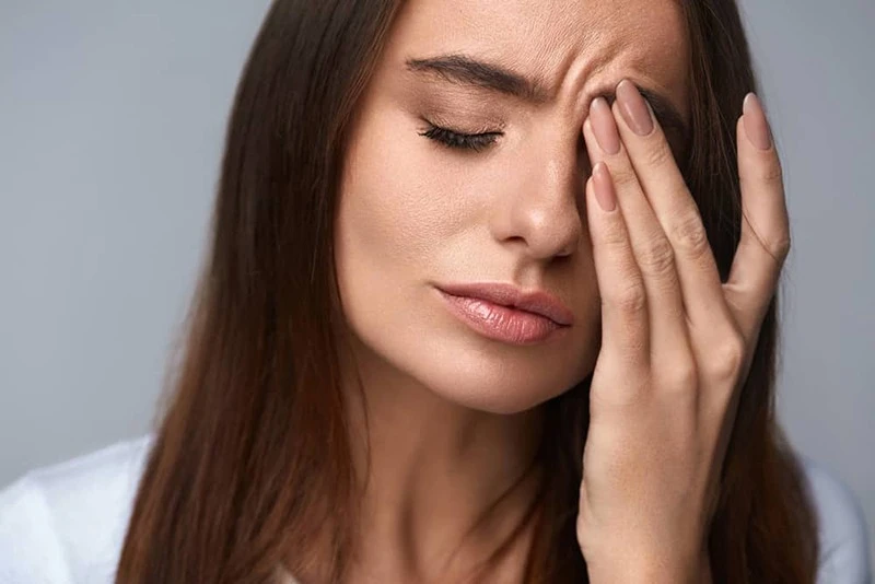 Thịt giật liên tục ở mắt, miệng, mặt, bắp tay chân, đùi... là điềm báo gì? Tốt hay xấu, có đáng lo không?