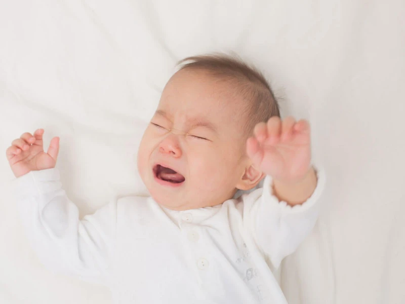 Trẻ sơ sinh bị giật chân tay khi ngủ do đâu?
