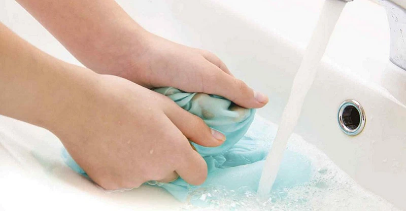 Mách nhỏ 9 cách tẩy vết máu trên quần áo siêu dễ, hiệu quả nhanh