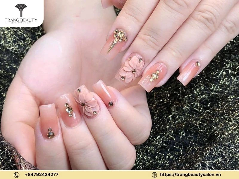 Mẫu nail vẽ hoa 22helo88 thể hiện tình yêu sâu sắc