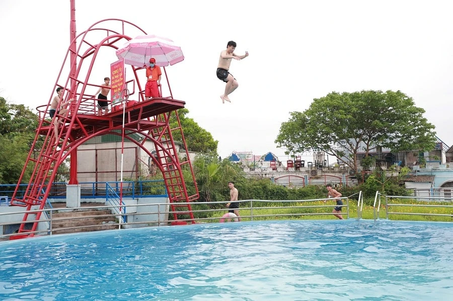 Review Công viên nước Hồ Tây: Cập nhật Giá vé và Các trò chơi 6hello88