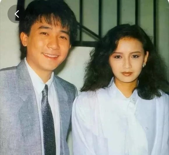 Tăng Hoa Thiên từng đăng ảnh bên Lương Triều Vỹ trong ngày lễ Tình nhân, nhìn cả hai đẹp như hoa nhưng cuối cùng cô lại thua Lưu Gia Linh