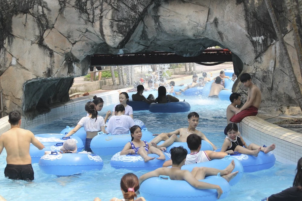 Review Công viên nước Hồ Tây: Cập nhật Giá vé và Các trò chơi 6hello88