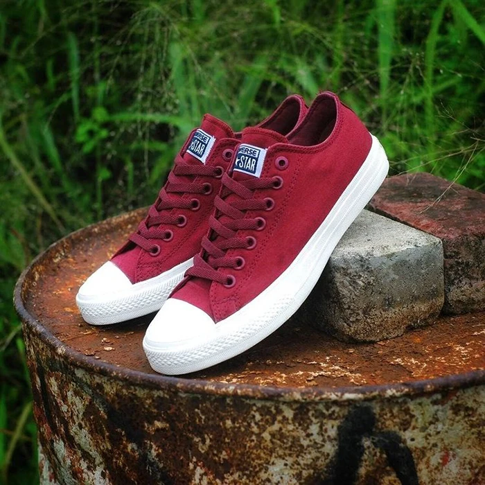 Làm phép so sánh giữa giày Converse cổ cao và cổ thấp