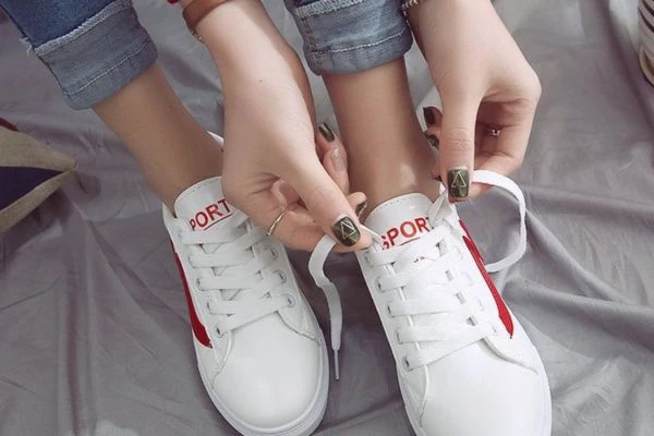 9 cách buộc dây giày giấu dây độc đáo tạo điểm nhấn outfit