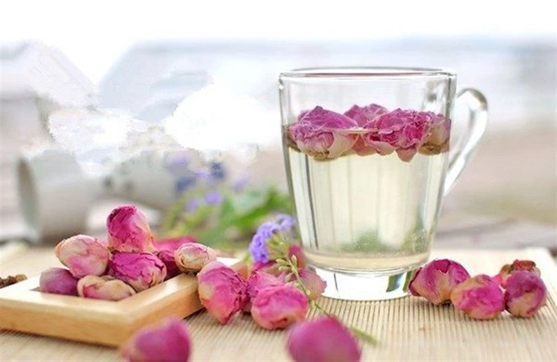 12 tác dụng của nước hoa hồng giúp nàng khỏe đẹp mỗi ngày