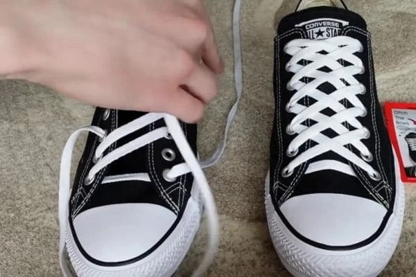 9 cách buộc dây giày giấu dây độc đáo tạo điểm nhấn outfit