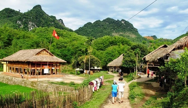 Hòa bình có gì hay mà ai đi cũng không nỡ về ?