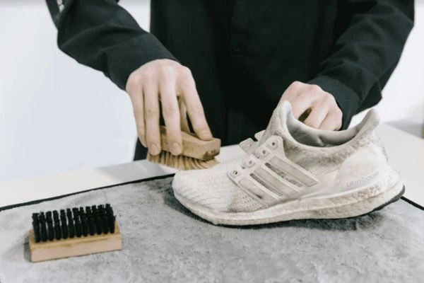 3 cách giặt giày thể thao sneaker đúng, hiệu quả helloo88