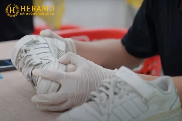 3 cách giặt giày thể thao sneaker đúng, hiệu quả helloo88