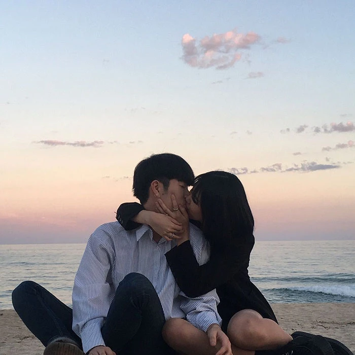 Cặp đôi yêu nhau che mặt: Xu hướng tình yêu mới
